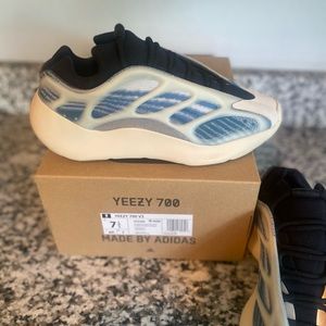 Selling brand new Yeezy 700 size 7.5